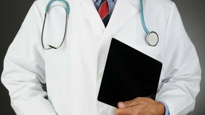 Un doctor con una carpeta en su mano