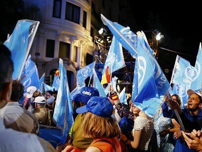Celebración de los simpatizantes del Partido Popular frente a su sede de la calle Génova de Madrid