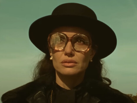 La colonna sonora del film, ricca delle arie più celebri di Callas, accompagna emotivamente lo spettatore nel viaggio interiore della protagonista. Angelina Jolie in una scena del film