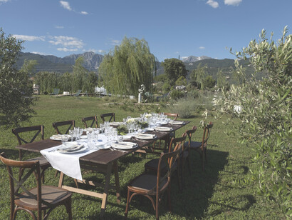 Comedor al aire libre. Jardín del Paradis Agricole (Versilia comarca de la Toscana, Italia)