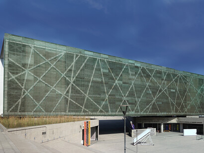 Durante demasiado tiempo, las personas oprimidas han aprendido a moverse dentro de la burocracia. Todavía tienen que aprender a vivir con justicia, dignidad e igualdad. Museo de la Memoria y los Derechos Humanos, Santiago, Chile