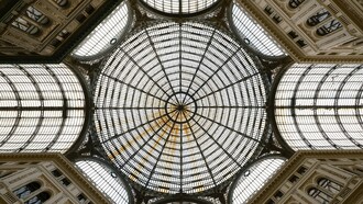 Nel centro storico di Napoli, l’intersezione tra l’eredità classica, le stratificazioni barocche e le pratiche informali genera un paesaggio urbano ibrido, dove la degeometria non cancella l’ordine, ma lo reinterpreta. Galleria Umberto I, Via Santa Brigida, Napoli, Italia