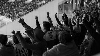 Estádio de futebol em dia de jogo. Sinto que o futebol que tanto me apaixonou, com as suas histórias épicas, rivalidades históricas e figuras míticas, já não existe da mesma forma. A mudança no mercado, especialmente com a entrada de investidores árabes e a crescente globalização do desporto, aceleraram uma transformação que, ao meu ver, está a matar a verdadeira essência do futebol. O espetáculo deixou de ser o coração de tudo, e o que mais me incomoda é que, ao longo do tempo, perdemos muito mais do que alguns contratos milionários