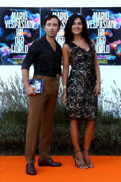 L’artista Mario Vespasiani e la musa Mara, curatrice della mostra