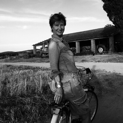 Chiara Rapaccini, di classe e scanzonata, per le campagne in bicicletta