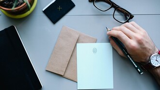 Tomando notas sobre un escritorio