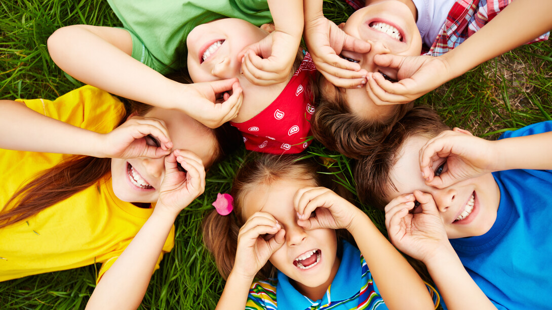 Grupo de crianças se divertindo. Eu gostava mesmo era de fugir, já bem pequeno eu pulava o portão e ia para a rua, não me lembro dessa fase, mas minha mãe contava que eu fazia e a cachorra que tínhamos dava o alarme, quando ela não via a avó dos meus vizinhos, que ficava na varanda da casa dela, chamava minha mãe enquanto tentava me segurar, eu era fogo, graças a Deus e não tinha limite algum. Uma vez fugi com o gari, que me trouxe de volta são e salvo, além de sem graça