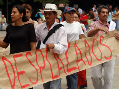 Un grupo de desplazados se manifiestan para protestar por su situación