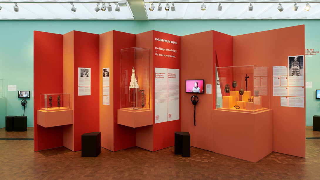 Divers artistes, En dialogue avec le Bénin. Art, colonialisme et restitution, vue de l'exposition. Avec l'aimable autorisation du Musée Rietberg
