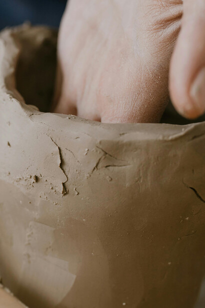 O confucionismo vê a felicidade na harmonia social e no cumprimento das obrigações morais, promovendo a virtude nas relações interpessoais