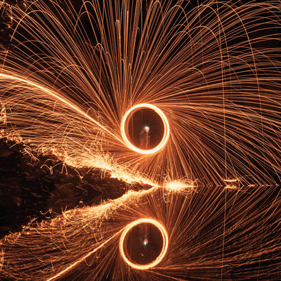 Según la Ley de la Sostenibilidad Humana, el equilibrio entre recursos (energía) y necesidades (materia) es condición indispensable para la estabilidad del sistema