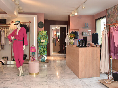 Via Fratelli Lombardi 1. Interno del nuovo negozio di Forte dei Marmi