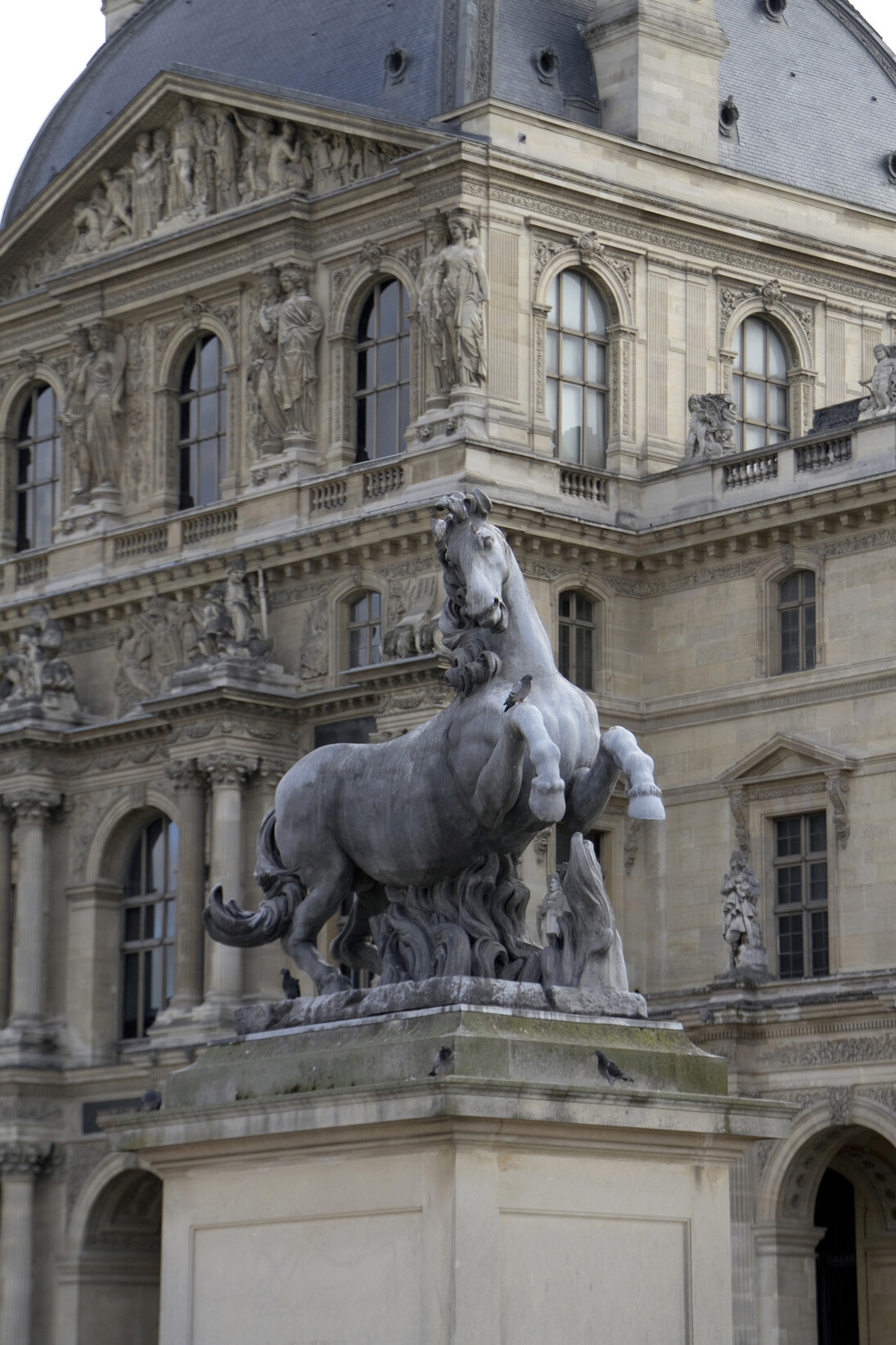 Ivan Argote, "Horse (Paris, Louvre)", 2011, Photographie / C-print, 70 x 50 cm, encadré / 27 1/2 x 19 3/4 inches, frame, Courtesy Galerie Perrotin