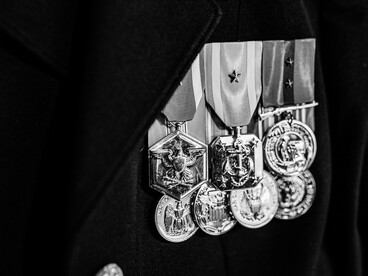 Primer plano de varias condecoraciones militares sobre un uniforme oscuro