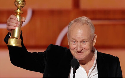 O ator Stellan  Skarsgård recebendo o Globo e Ouro: agradeceu a sua família, como de praxe, mas destacou algo mais raro: a alegria de ver um filme norueguês, independente e sem orçamento para publicidade alcançar o público daquela maneira e, sobretudo, ser visto no cinema, segundo ele, uma espécie em extinção. E concluiu com uma imagem simples e perfeita: num cinema, quando as luzes se apagam e eventualmente você divide o braço da cadeira com outra pessoa, isto é magia! Cinema deve ser visto no cinema