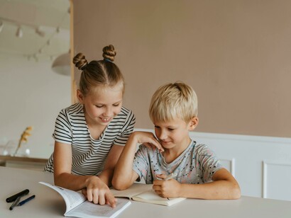 Bambini imparano insieme. La forza dell'incontro: Andrea e Beatrice insegnano l'empatia