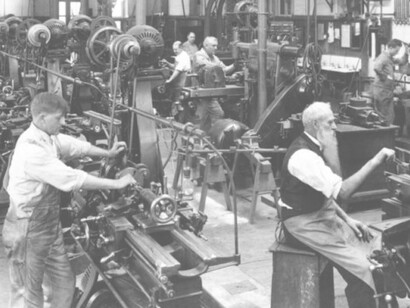 Trabajadores en una fábrica de principios del siglo XX