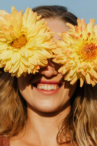 La felicidad es un estado emocional complejo que combina satisfacción, bienestar y un sentido de propósito en la vida