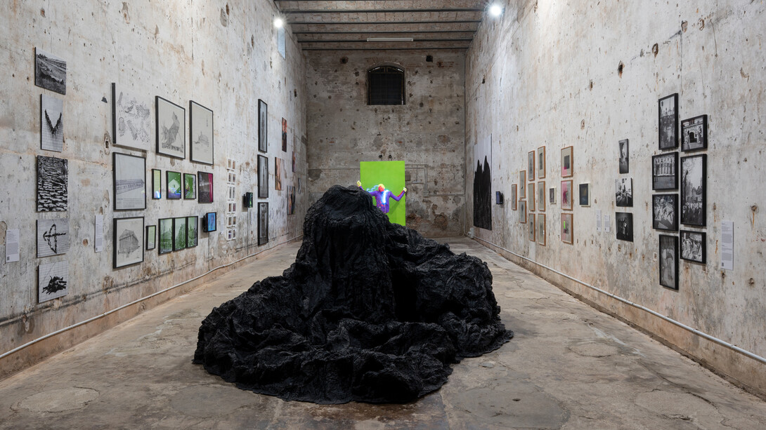 Varios artistas, Oscuridad visible: La larga sombra de la dictadura, vista de exhibición. Cortesía del Museo de Arte Moderno de Buenos Aires