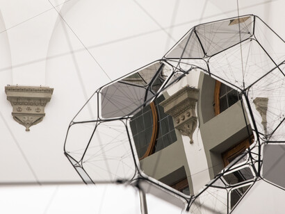 Tomás Saraceno (Argentina, 1973) Connectome, 2020 (dettaglio)
Atmosfera  costellata  di  complessi  sistemi  geometrici  che  formano  delle 
nuvole.  Strutture  irregolari  che  ricordano  le  forme  poliedriche  di  Weaire‐
Phelan di schiuma e bolle di sapone, le cui forme straordinarie rappresentano 
un  invito  a  impegnarsi  partendo  da  direzioni  diverse,  mentre  superfici  a 
specchio riflettono i raggi del sole in un gioco di luci e ombre. 
Courtesy  the  artist;  Andersen’s,  Copenhagen;  Ruth  Benzacar,  Buenos  Aires; 
Tanya Bonakdar Gallery, New York/Los Angeles; Pinksummer Contemporary 
Art, Genova; Esther Schipper, Berlin 
© Photography by Studio Tomás Saraceno 
