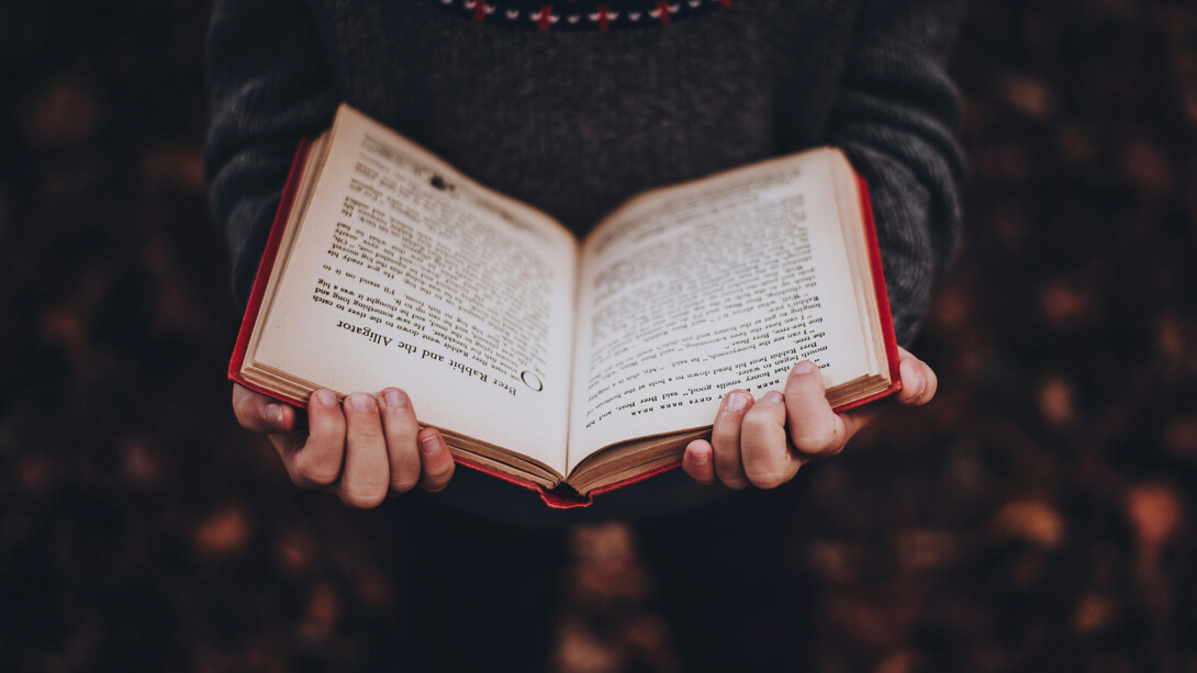 Un niño se aferra a su libro de poemas favoritos