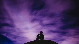 Aunque nuestra mente crea una narrativa lineal, esta interpretación podría ser limitada frente a una realidad más compleja