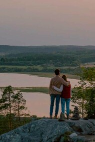 Uomo e donna abbracciati di fronte a un paesaggio naturale: “La natura non è solo un luogo da esplorare, ma una vera e propria terapia per il corpo e la mente”