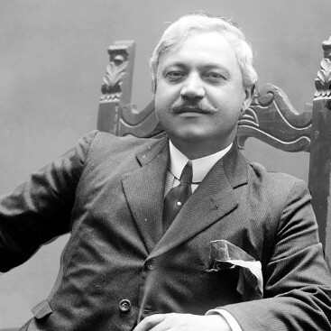 Salvatore Di Giacomo, ante 1932. Foto di Mario Nunes Vais. Considerato il più grande poeta della Napoli moderna, diede alla canzone napoletana una profondità letteraria che la elevò a forma d'arte universale