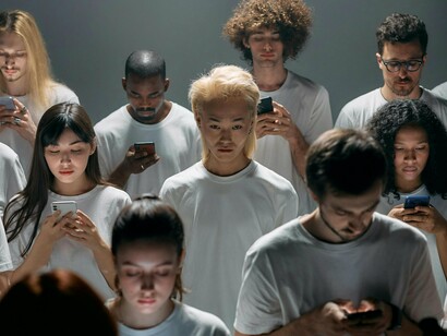 Jovens usam seus smartphones. A tecnologia é incrível e nos aproxima de muitas maneiras, mas não podemos esquecer que a vida acontece aqui e agora, além das telas. Segundo o Panorama da Saúde Mental, o excesso de uso das redes sociais está associado a 45% dos casos de ansiedade e depressão entre os jovens