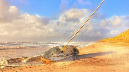 Barca naufragata sulla spiaggia