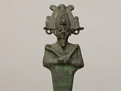 Estatueta de Osiris em exposição no MET. Pesar os dois – coração do morto e a pena da verdade – nessa balança de Osiris decide o futuro do morto: se seu coração for mais leve que a pena, ele vai viver eternamente no mundo dos deuses, no mundo da justiça, entre seres que só expressam verdades, entre aqueles cujas palavras são justas e verdadeiras. Do outro modo, com o coração mais pesado que a pena, ele será condenado, devorado pelos Comedores dos Mortos e deixará de existir