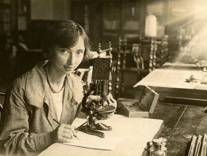 La naturalista Silvia Zenari al microscopio