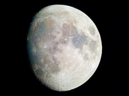 Imagen de la Luna tomada a través de un telescopio cada color presente en la superficie representa un mineral distinto; el rojo/anaranjado se debe a la presencia de óxido de hierro y el azul al titanio