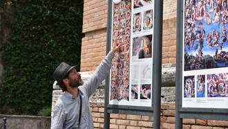 Jonathan Glück enlightening visitors at the Sistine Chapel Panel boards in the Vatican Museums