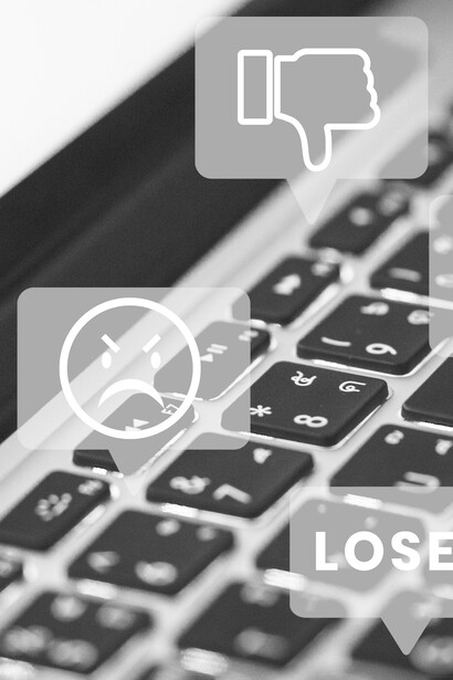 La invisibilidad del hombre en el centro del triángulo, a pesar de su responsabilidad emocional y social en los hechos, queda diluida mientras el juicio público recae casi exclusivamente sobre ellas