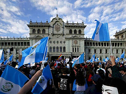 Manifestantes exigen la renuncia del presidente Alejandro Giammattei, en la Ciudad de Guatemala