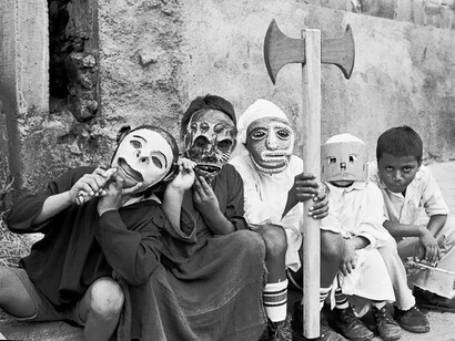 Claudia Gordillo; Comparsa de niños enmascarados en un Torovenado de Masaya, 1996. Cortesía de la artista