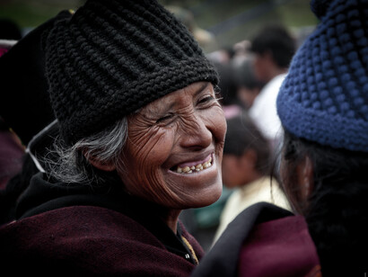 Eine ältere Frau während eine schamanistischen Ritual
