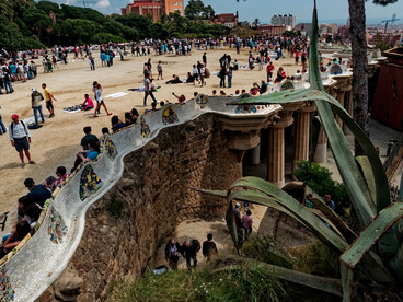  Antoni Gaudí i Cornet (1852-1926). Gaudí pregunta: ¿Cómo proyectaría la naturaleza? La degeometría pregunta: ¿Cómo proyecta el territorio cuando nadie pretende dominarlo? 
Parque Güell - Vista panorámica de la plaza principal, 1900-1914. Barcelona, España