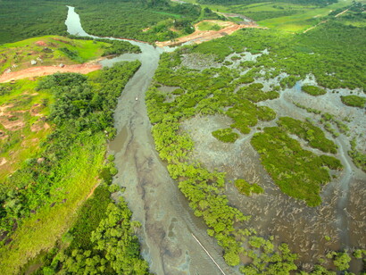 Contaminação de 4 km do rio Estrela por óleo © Mario Moscatelli