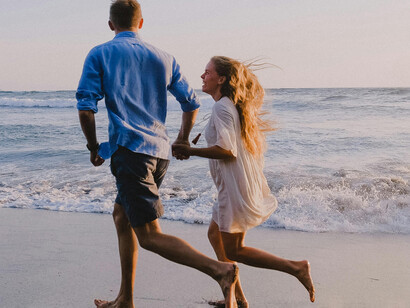 Coppia sulla spiaggia. Una storia di amore, verità e accettazione: quando la sincerità diventa la chiave per la felicità