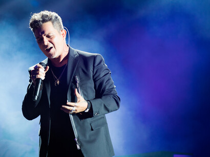 El cantante Alejandro Sanz durante su concierto “Más es Más” en el estado Vicente Calderón de Madrid. Foto: Actúa Comunicación