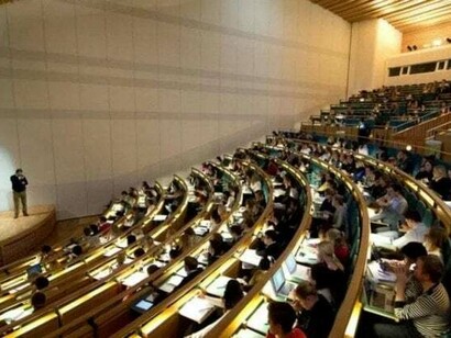 Aula universitaria. I criteri guida dell'università che vogliamo costruire sono: autonomia, responsabilità, trasparenza, capacità di competere e di creare valore, attrattività, orientamento alla ricerca 