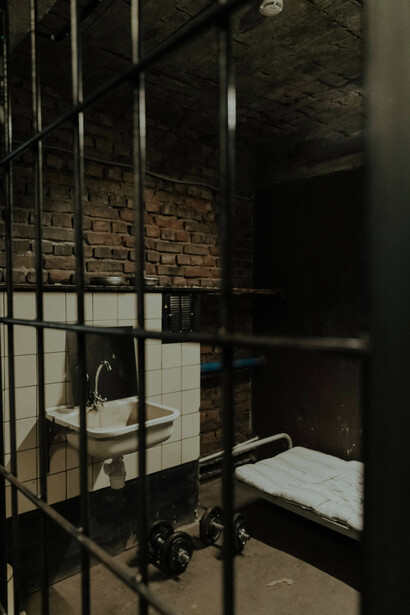 Vista hacia el interior de una celda de una prisión