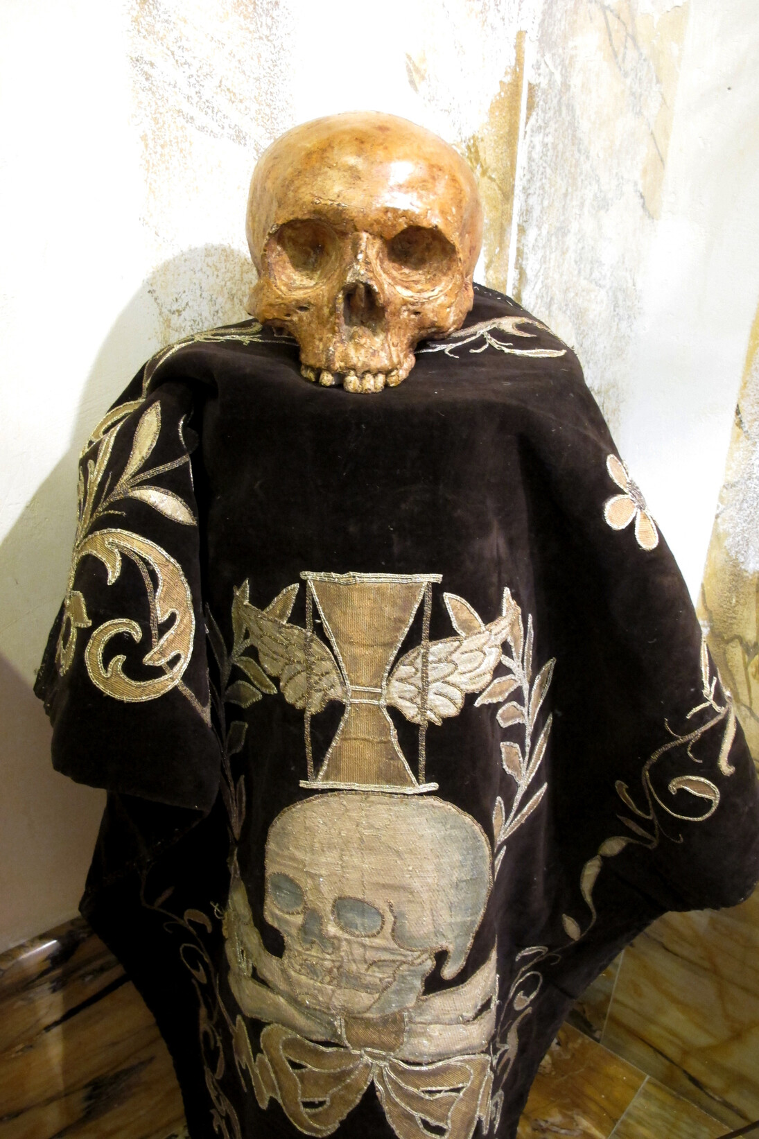 Stendardo della confraternita della Buona Morte sec. XVII e vanitas in terracotta, sec. XVII – XVIII