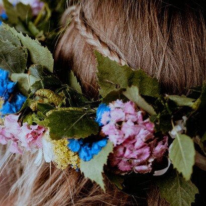 Durante Midsommar si danza attorno al majstång (palo di maggio), si indossano corone di fiori e si condividono piatti tradizionali come aringhe, patate novelle e fragole