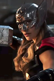 Thor 4, Natalie Portman. Combien de fois nous nous sommes perdu·es dans nos pensées, à imaginer mille scénarios possibles allant du réaliste au plus extraordinaire ? © Marvel/The Walt Disney Company 