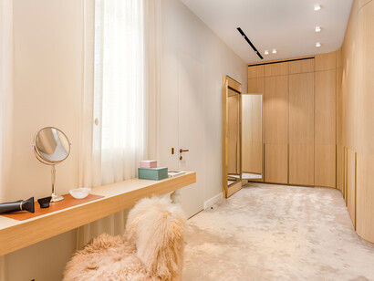 Armadiature e ripieno seguono il carattere sinuoso del reparto notte