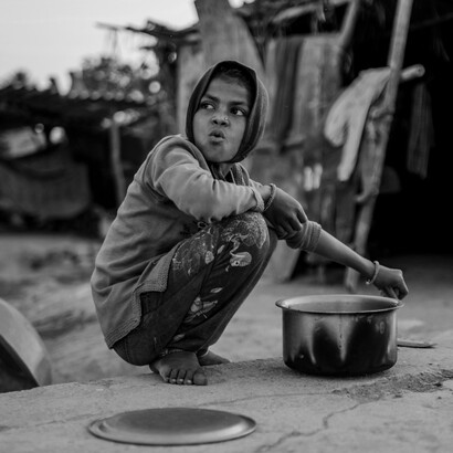 Al di là delle strategie geopolitiche, il vero banco di prova resta la capacità delle società di garantire dignità, opportunità e benessere alle persone, a partire dai più piccoli