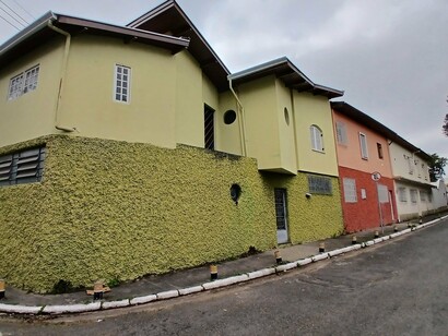 É sempre um deleite nos depararmos com elas por aí! Em alguns trechos da cidade, ou algumas isoladamente, se apresentam bem conservadas, mas a grande maioria não o são, parecem relegadas, meio que abandonadas, outras transfiguradas. Os seus proprietários e moradores parecem não entender que a sua beleza arquitetônica está em seu conjunto, sua coletividade, e não em sua individualidade. Mais que isto, até parecem relegar o seu passado!